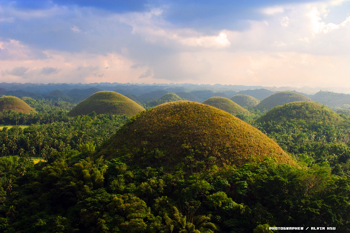 自然がつくりだした神秘の丘「チョコレート・ヒル」