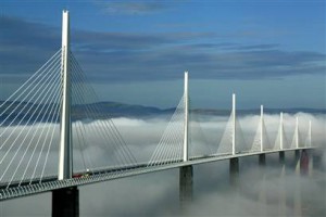 雲海の上に浮かぶ、世界一高い橋「ミヨー橋」の写真2