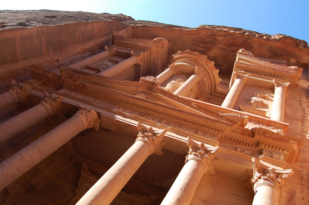 インディ・ジョーンズの舞台にもなった大遺跡「ぺトラ遺跡」