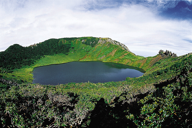 済州火山島と溶岩洞窟群